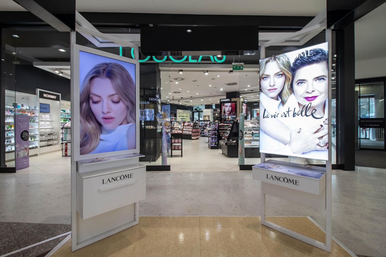 Lancôme digital displays in a retail environment