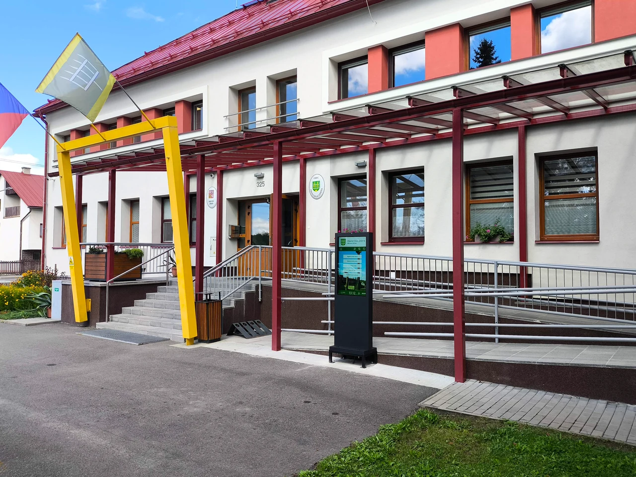 Venkovní dotykový kiosek u vstupu do obecního úřadu ve Francově Lhotě