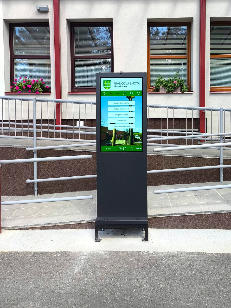 Bližší pohled na venkovní dotykový kiosek s obecním rozcestníkem v roce 2025