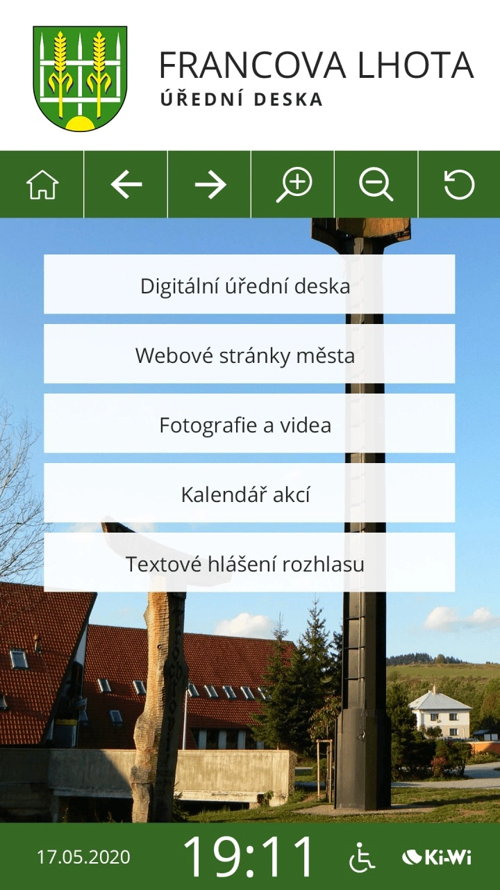 Ukázka rozcestníku DÚD Francovy Lhoty z roku 2020 s úřední deskou a místními informacemi
