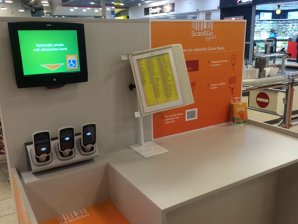 Koncové místo Scan&Go s terminálem pro zákaznickou kartu a dokovacími stanicemi skenerů