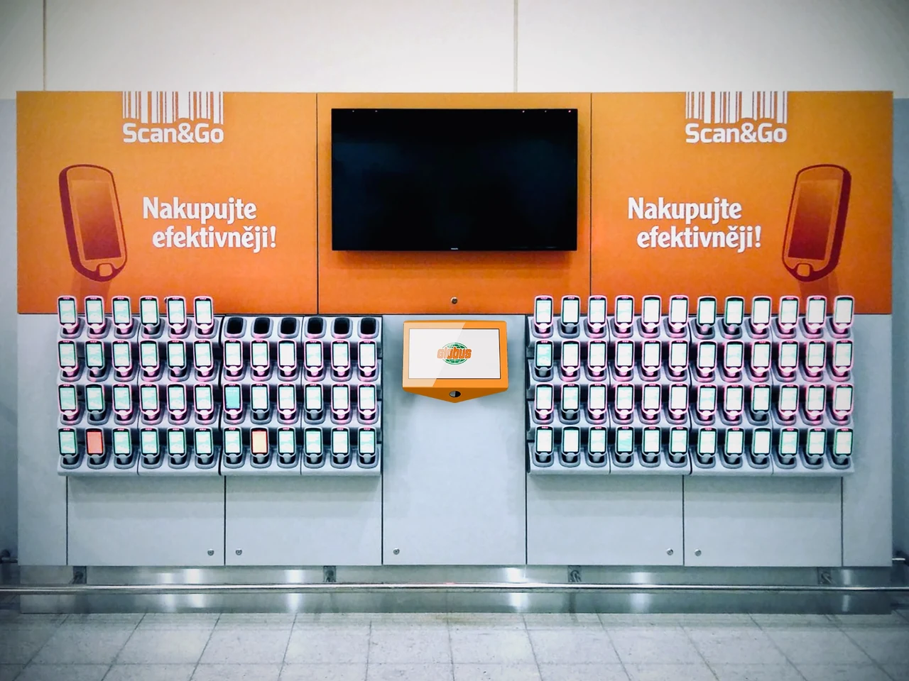 Výdejní stěna Scan&Go v Globusu s ručními skenery a kioskem se čtečkou zákaznické karty