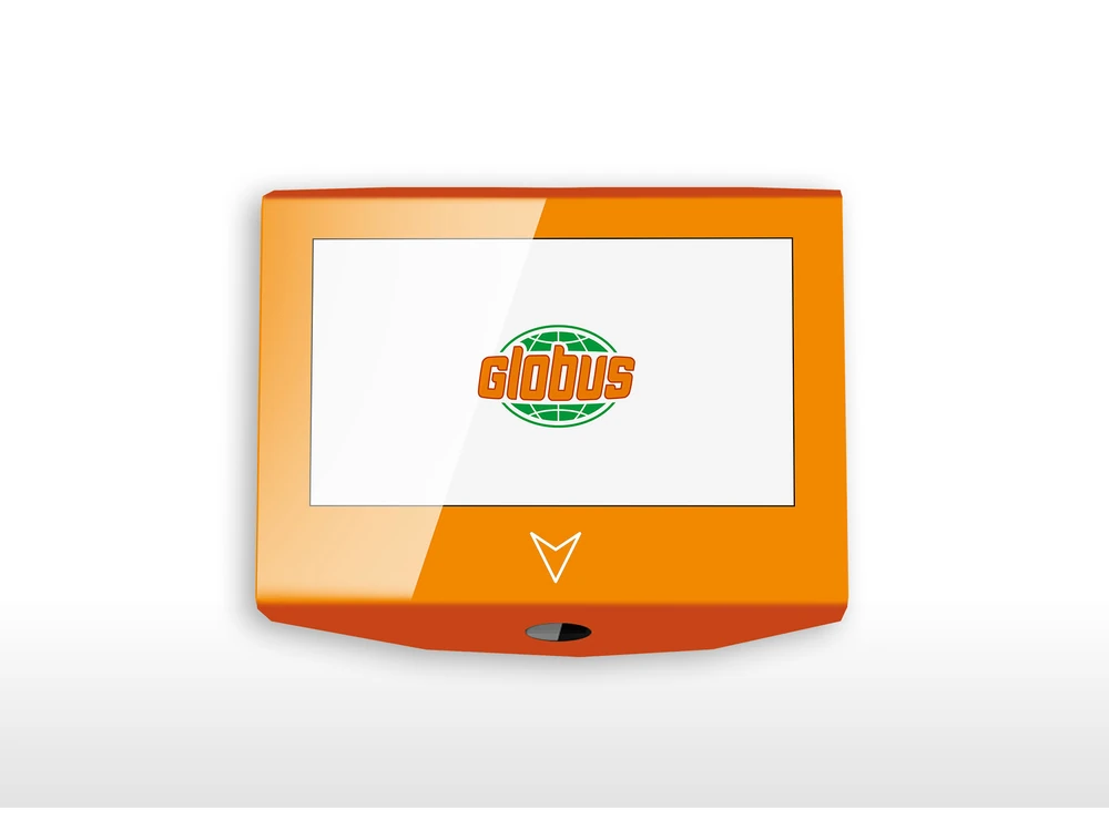 Produktové zobrazení oranžového terminálu používaného ve výdejní stěně Globus