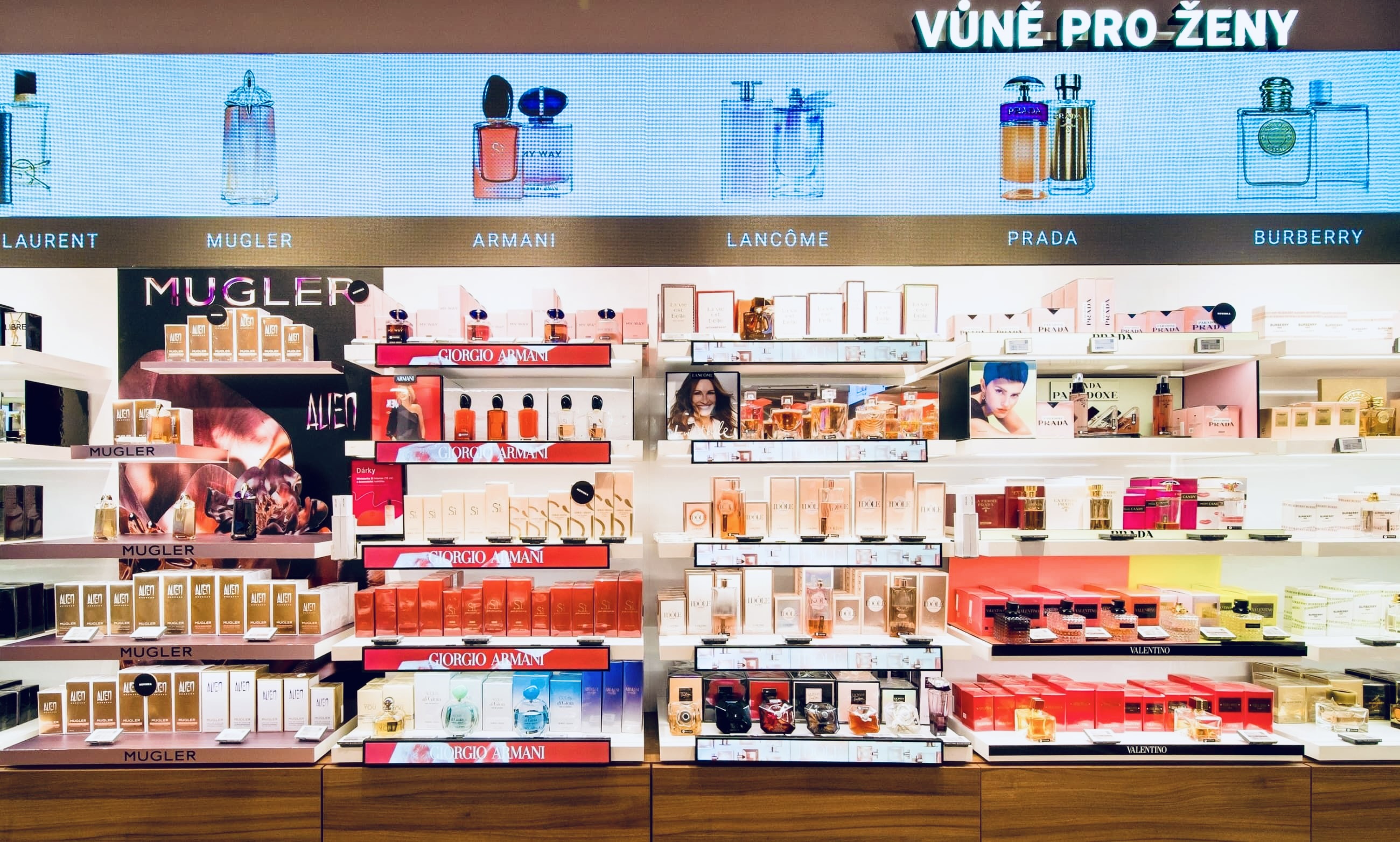 Interactive product displays with Nexmosphere technology in a Notino store
