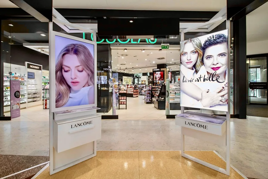 Dvojice předních displejů u vstupu do pódia Lancôme před prodejnou DOUGLAS