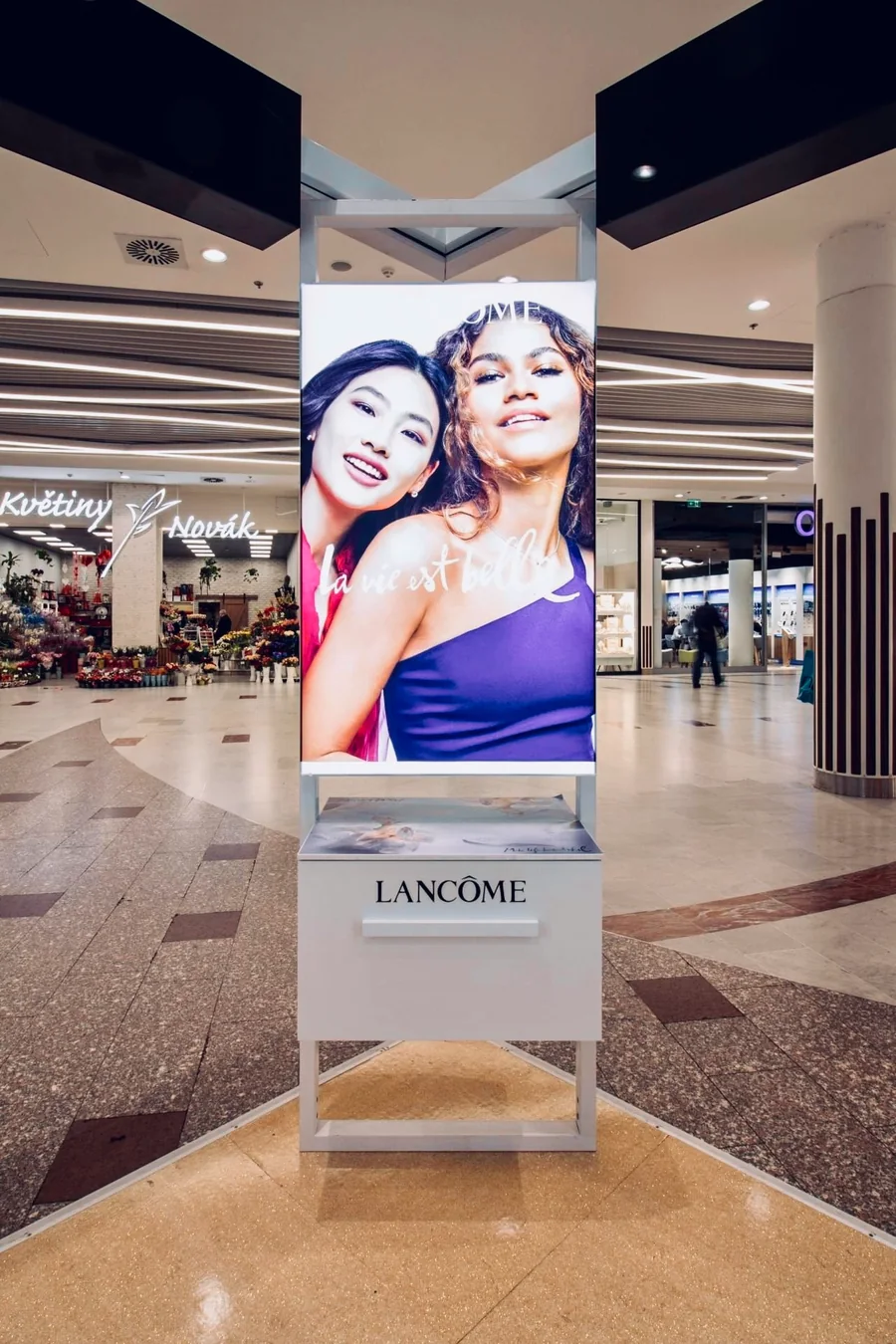 Vnitřní displej pódia Lancôme a police určená pro prezentované vůně