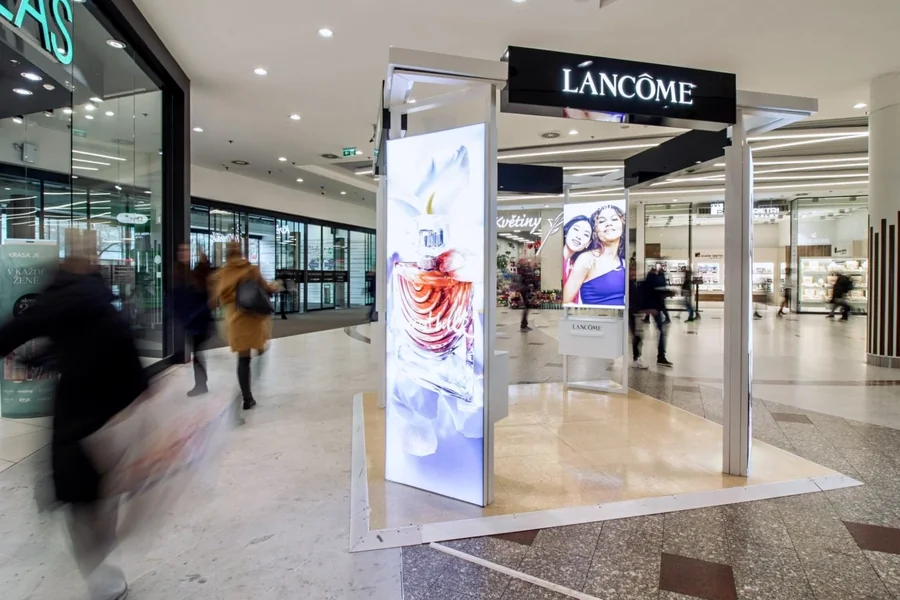 Pódium Lancôme z boku v prostoru nákupního centra
