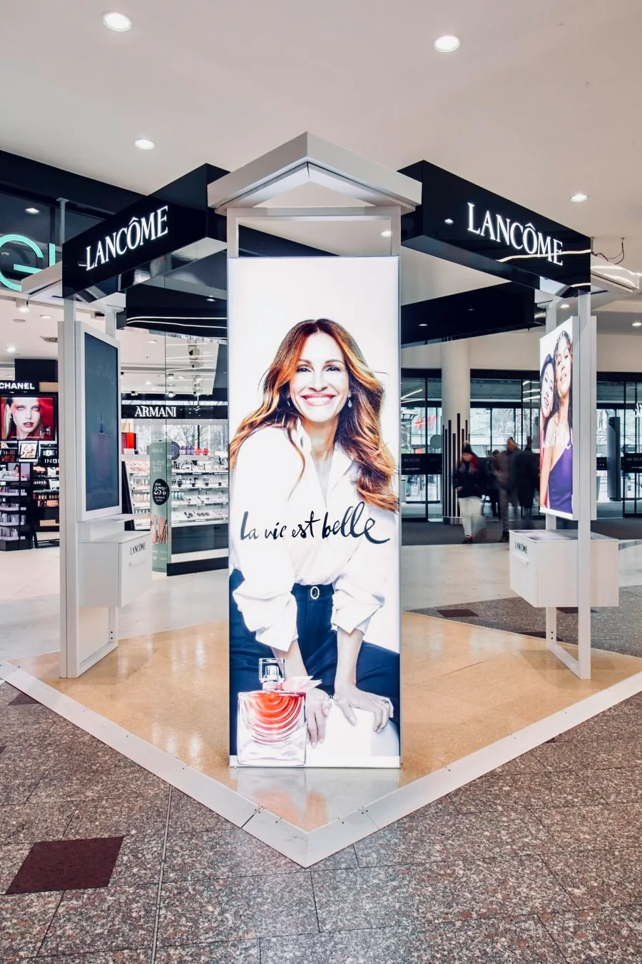 Celé pódium Lancôme se všemi třemi displeji a trojúhelníkovou podlahou
