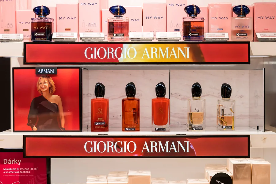 Dva regálové displeje Giorgio Armani mezi policemi s parfémy