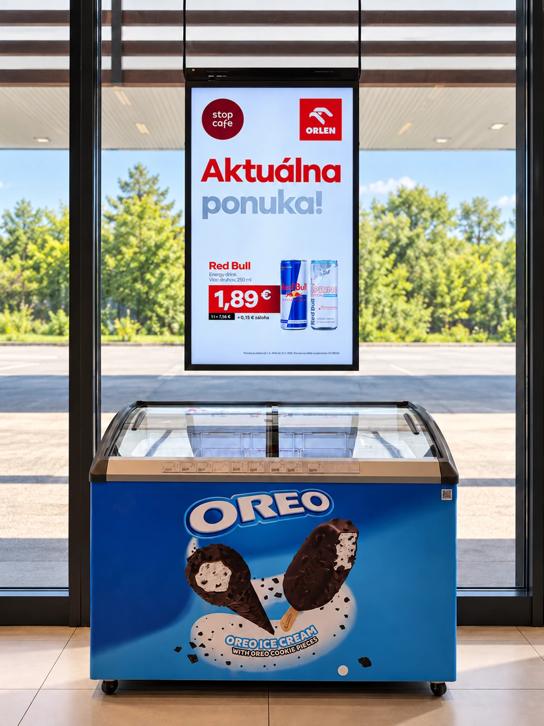 Výkladový displej ORLEN s aktuální nabídkou nad mrazničkou Oreo.