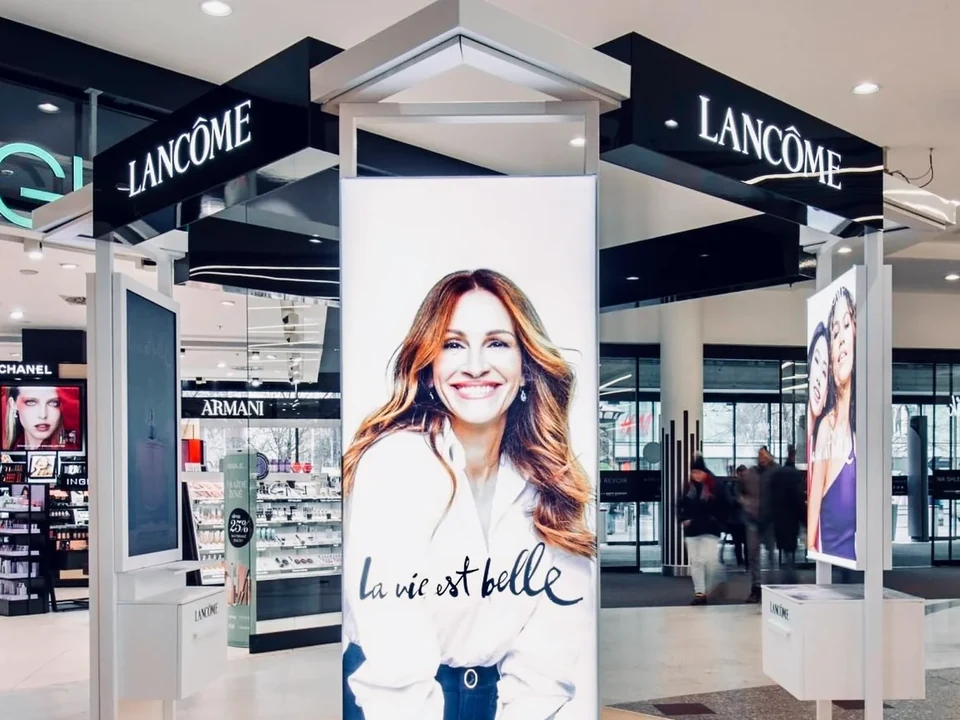 The Lancôme La Vie Est Belle mobile podium with three digital displays