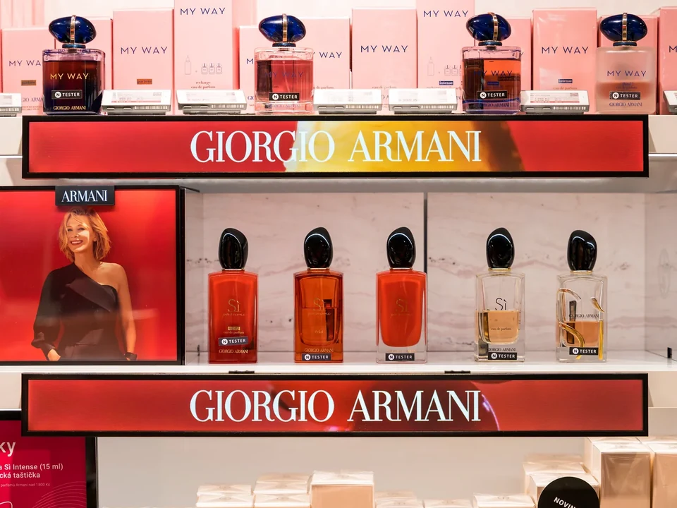 Synchronised Giorgio Armani shelf displays in the Notino store in Brno